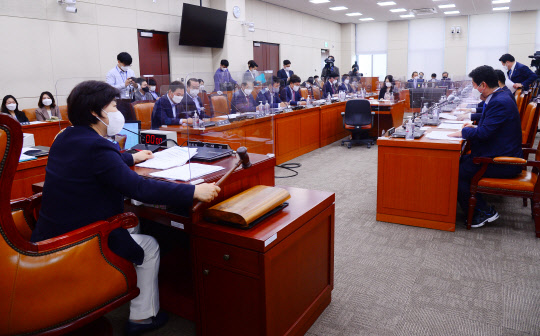 서영교 국회 행정안전위원회 위원장이 26일 서울 여의도 국회에서 행안위 '재난안전산업 진흥을 위한 입법공청회'를 주재하고 있다.  연합뉴스